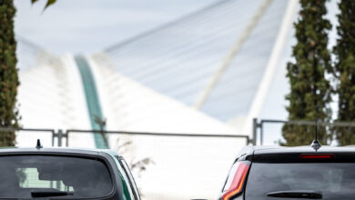 Συγκρίνουμε: Toyota Aygo X vs Renault Twingo – Βενζίνη ή πρίζα για την πόλη;