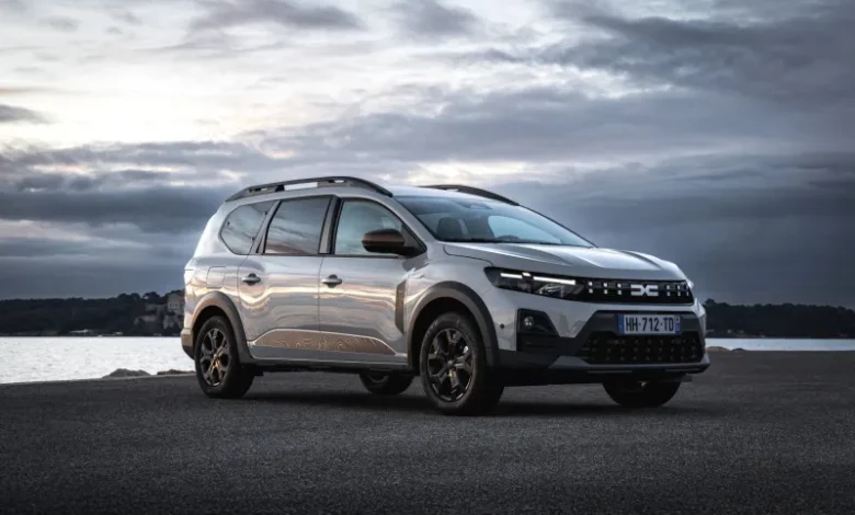 Dacia: Έφτασαν στην ελληνική αγορά τα νέα υβριδικά Sandero Stepway και Jogger των 155 ίππων