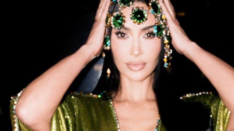 Η Kim Kardashian έγινε 46 και το γιόρτασε με δύο vintage looks Paco… |