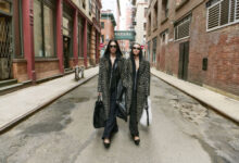 Η DKNY παρουσιάζει τη νέα καμπάνια FALL 2026 με πρωταγωνιστές τις Iris Law και Amelia Gray