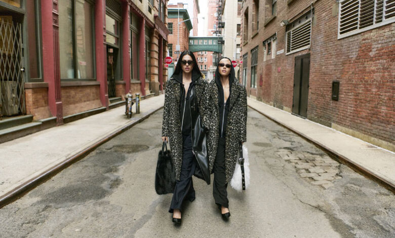 Η DKNY παρουσιάζει τη νέα καμπάνια FALL 2026 με πρωταγωνιστές τις Iris Law και Amelia Gray