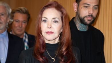 Η Priscilla Presley έκανε μια σπάνια δημόσια εμφάνιση με τον γιο της στην… |