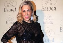 Έφη Σαρρή για Νίκο Καρβέλα: «Ό,τι έχω κάνει όλα αυτά τα χρόνια το οφείλω στα τραγούδια του»