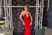 Γιάννης Λάσκος: Το κόκκινο φόρεμα που σχεδίασε και το μήνυμα στις γυναίκες για την ανάγκη της πρόληψης