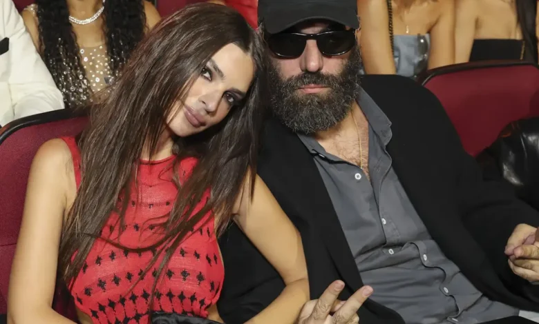 Romain Gavras: Ο γιος του Κώστα Γαβρά στην Αθήνα – Το ειδύλλιο με την Emily Ratajkowski και η πολυσυζητημένη ζωή