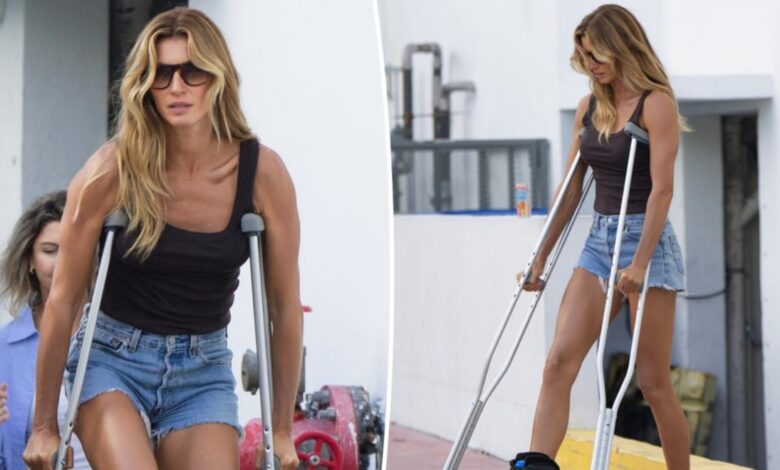 Gisele: Η εμφάνιση με πατερίτσες και ειδική μπότα μετά από τραυματισμό στο δεξί πόδι της
