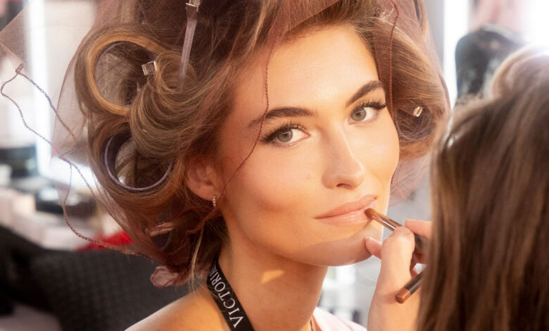 Angel Lips: Το nude combo του Victoria’s Secret Fashion Show που χαρίζει όγκο και λάμψη