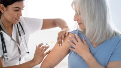 Εμβόλια μετά τα 60: Ποια χρειάζονται, ποια γίνονται μαζί και ποια δεν επαναλαμβάνονται κάθε χρόνο