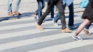 Κάνει καλό το περπάτημα στα αστικά κέντρα; Απρόσμενα ευρήματα νέας μελέτης με ελληνική συμμετοχή