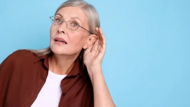 Απώλεια ακοής και άνοια: Πώς συνδέονται και τι να προσέξετε