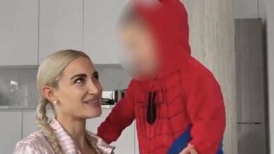 Η Ιωάννα Τούνη έντυσε τον γιο της Spiderman για το Χάλογουιν: «Μπορεί να μην είχαμε στο χωριό μου αλλά γιορτάζουμε»