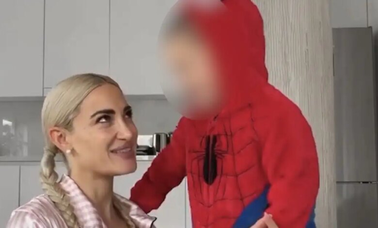 Η Ιωάννα Τούνη έντυσε τον γιο της Spiderman για το Χάλογουιν: «Μπορεί να μην είχαμε στο χωριό μου αλλά γιορτάζουμε»