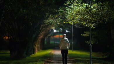 Γιατί ένα σύντομο περπάτημα μετά το φαγητό μπορεί να βοηθήσει τον οργανισμό