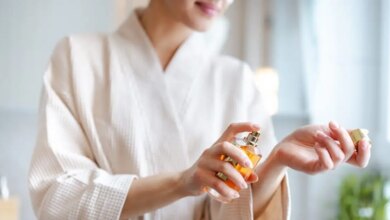 Πώς να κρατήσει περισσότερο το άρωμά σου χωρίς να βάλεις περισσότερο