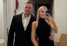 Κατερίνα Καινούργιου και Παναγιώτης Κουτσουμπής σε τρυφερή φωτογραφία μέσα στο σπίτι τους πριν από έξοδο