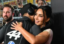 Η εντυπωσιακή vintage εμφάνιση της Kim Kardashian στο Grand Prix της Σιγκαπούρης