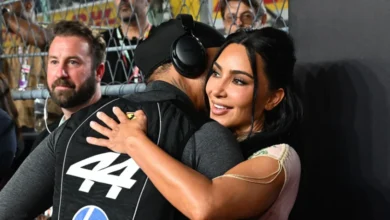 Η εντυπωσιακή vintage εμφάνιση της Kim Kardashian στο Grand Prix της Σιγκαπούρης