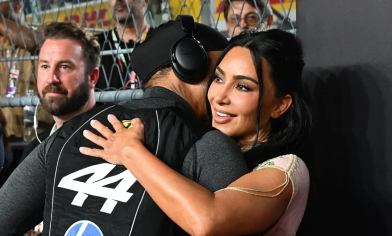 Η εντυπωσιακή vintage εμφάνιση της Kim Kardashian στο Grand Prix της Σιγκαπούρης