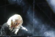 Νίκος Καρβέλας: Στην Πάρο η πρώτη εμφάνιση του συνθέτη μετά τη μετωπική σύγκρουση με την Άννα Βίσση