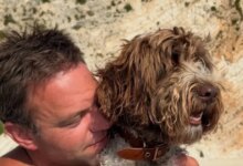 Ο Στέφανος Κασσελάκης σε τρυφερή φωτογραφία με τη σκυλίτσα του: «Η Φάρλι δεν είναι απλώς ένα κατοικίδιο»