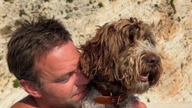 Ο Στέφανος Κασσελάκης σε τρυφερή φωτογραφία με τη σκυλίτσα του: «Η Φάρλι δεν είναι απλώς ένα κατοικίδιο»