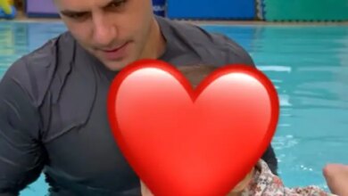 Ο Παναγιώτης Κουτσουμπής πήγε για baby swimming με την κόρη του, Ξένια