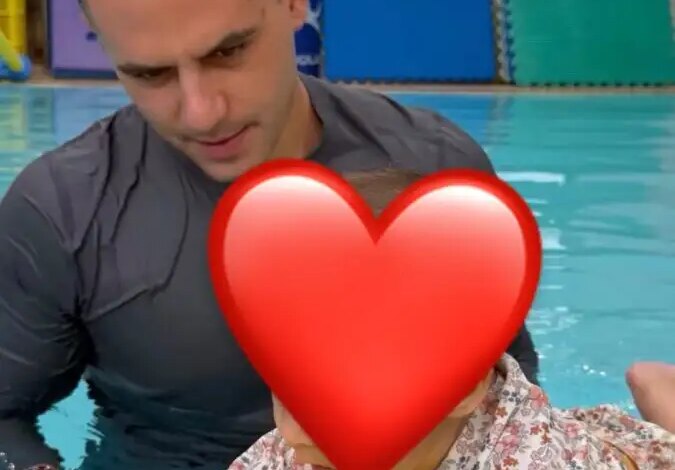 Ο Παναγιώτης Κουτσουμπής πήγε για baby swimming με την κόρη του, Ξένια