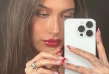 Αντίο στα διάφανα gloss: Η φθινοπωρινή τάση στα χείλη που επιβάλλει έντονο χρώμα
