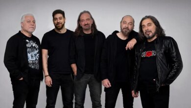 Οι Magic De Spell με το νέο τραγούδι «Σπουργίτι» σε μία επετειακή συναυλία στο Κύτταρο για τα 45 χρόνια