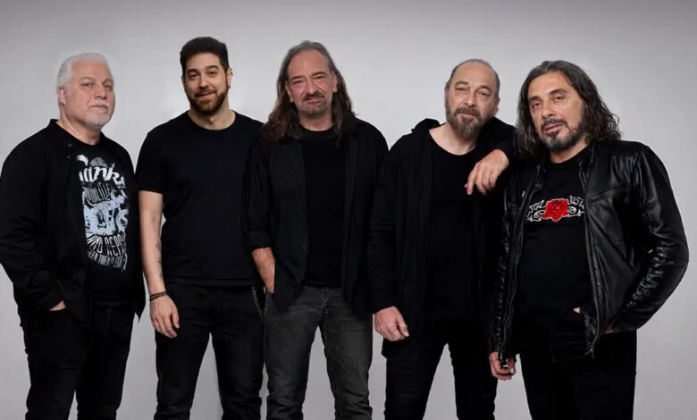 Οι Magic De Spell με το νέο τραγούδι «Σπουργίτι» σε μία επετειακή συναυλία στο Κύτταρο για τα 45 χρόνια