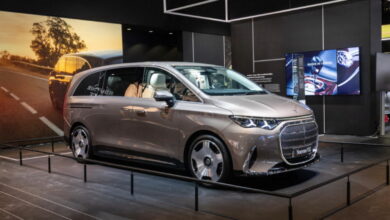 Παιδί έβαλε όπισθεν σε Mercedes-Benz μέσα στην έκθεση! [video]