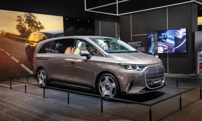 Παιδί έβαλε όπισθεν σε Mercedes-Benz μέσα στην έκθεση! [video]