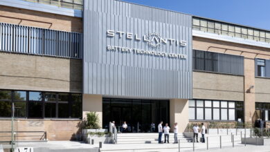 Ο Όμιλος Stellantis έχει σηκώσει χειρόφρενο στην παραγωγή εργοστασίων του λόγω έλλειψης μπαταριών