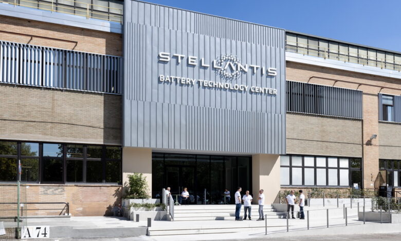 Ο Όμιλος Stellantis έχει σηκώσει χειρόφρενο στην παραγωγή εργοστασίων του λόγω έλλειψης μπαταριών