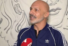 Νίκος Μουτσινάς: «Μετά τα Τέμπη δεν μπορώ να κάνω πια σάτιρα»