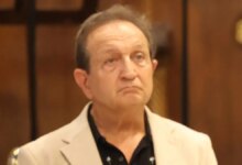 Ο Σπύρος Μπιμπίλας για τη γνωριμία του με τον Μάνο Χατζιδάκι: Ποτέ δεν θα ξεχάσω την εφηβική του διάθεση