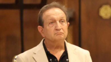 Ο Σπύρος Μπιμπίλας για τη γνωριμία του με τον Μάνο Χατζιδάκι: Ποτέ δεν θα ξεχάσω την εφηβική του διάθεση