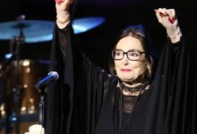 Η Νάνα Μούσχουρη τιμήθηκε με το βραβείο του Τάγματος της Αξίας για την συμβολή της στη διατήρηση και «άνθιση» της δημοκρατίας