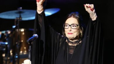 Η Νάνα Μούσχουρη τιμήθηκε με το βραβείο του Τάγματος της Αξίας για την συμβολή της στη διατήρηση και «άνθιση» της δημοκρατίας