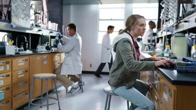 Ελίζαμπεθ Χολμς: Γιατί η διαβόητη απάτη της Theranos εξακολουθεί να συναρπάζει την Αμερική