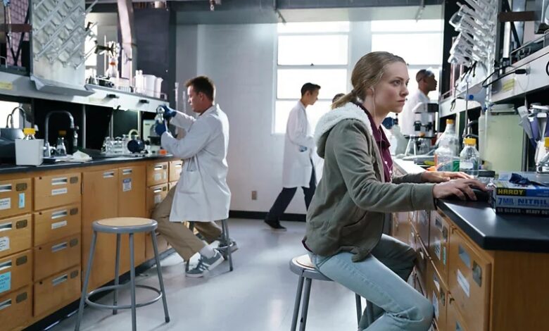 Ελίζαμπεθ Χολμς: Γιατί η διαβόητη απάτη της Theranos εξακολουθεί να συναρπάζει την Αμερική