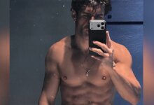 Ο Πέτρος Ιακωβίδης βγάζει selfie στον καθρέφτη και «ζαλίζει» τoυς fans του με τους κοιλιακούς του