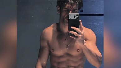 Ο Πέτρος Ιακωβίδης βγάζει selfie στον καθρέφτη και «ζαλίζει» τoυς fans του με τους κοιλιακούς του