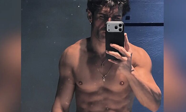 Ο Πέτρος Ιακωβίδης βγάζει selfie στον καθρέφτη και «ζαλίζει» τoυς fans του με τους κοιλιακούς του
