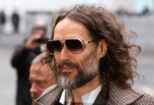 Ράσελ Μπραντ: «Με βίασε και μετά μου είπε να καθαρίσω το χάλι που έκανα» κατέθεσε γυναίκα στη δίκη