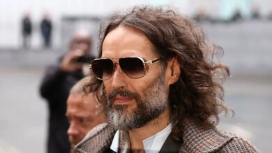 Ράσελ Μπραντ: «Με βίασε και μετά μου είπε να καθαρίσω το χάλι που έκανα» κατέθεσε γυναίκα στη δίκη