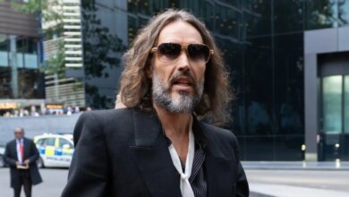 Ράσελ Μπραντ: Άρχισε η δίκη για τη σεξουαλική κακοποίηση έξι γυναικών