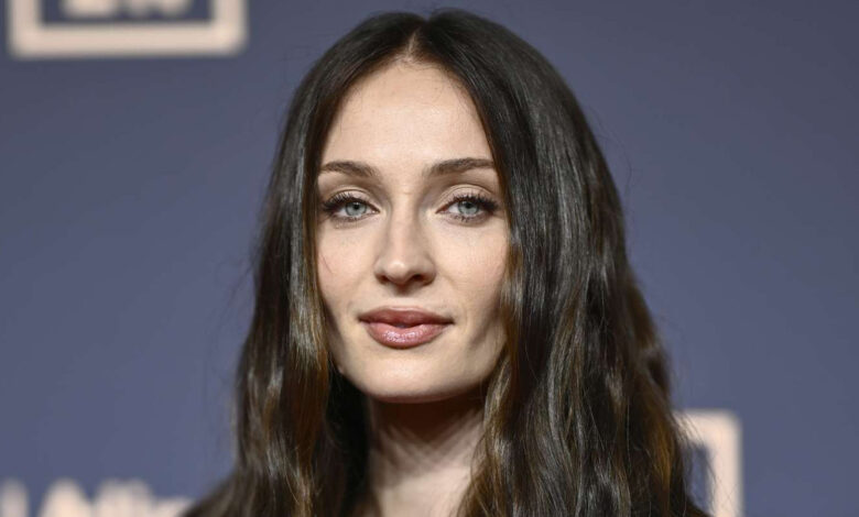 Sophie Turner: Η αλλαγή στα μαλλιά στο κόκκινο χαλί Sophie Turner: Η αλλαγή στα μαλλιά στο κόκκινο χαλί
