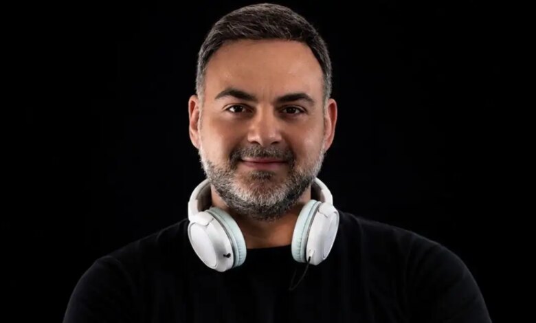 Ο Tasos P. διεκδικεί υποψηφιότητα στα 69α Grammy με το «San Me Kitas» του Γιάννη Σπανού