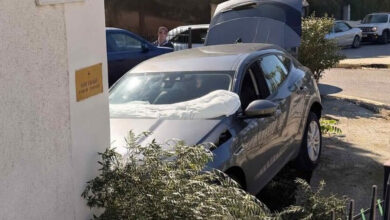 Jaguar μπήκε να ανάψει κερί στον Άγιο Νικόλαο Γλυφάδας